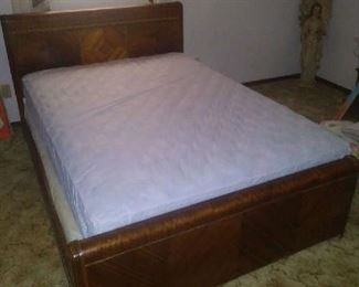 Stunning condition - Waterfall Full Bed Room Set