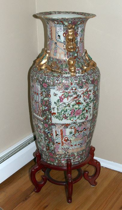Early 20th Century Canton Rose Medallion Porcelain Tall Floor Vase
