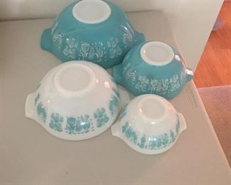 Vintage Pyrex Nesting Bowls are sold