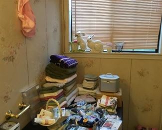 Bathroom items - main bath