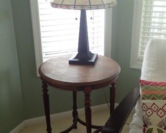 ROUND TURNED LEG SIDE TABLE / STAINED GLASS LAMP