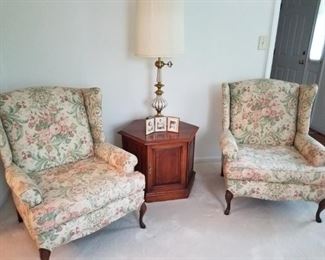 Nice clean chairs ..end table..lamp