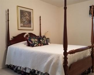 Full size poster bed