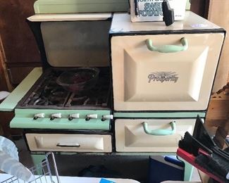Vintage Prosperity gas stove. It works!