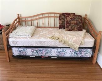 Trundle bed/ day bed