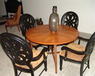Round breakfast table and 4 chairs