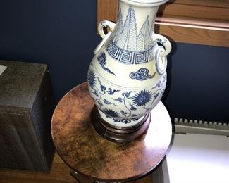 BLUE AND WHITE CHINESE VASE