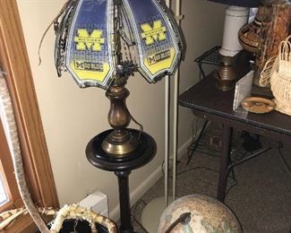 MICHIGAN WOLVERINES GLASS TABLE LAMP
