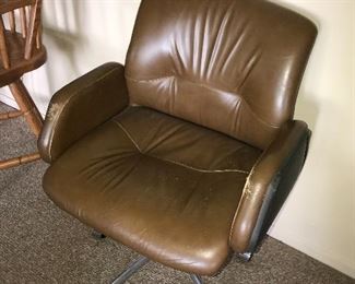 VINTAGE LEATHER EXECUTIVE SWIVEL OFFICE ARM CHAIR
