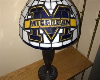MICHIGAN WOLVERINES GLASS TABLE LAMP