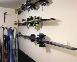 SNOW SKIS