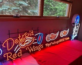 DETROIT RED WINGS NEON SIGNS