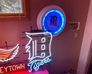 DETROIT TIGERS NEON SIGNS