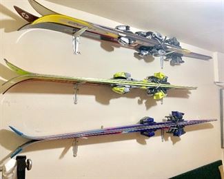 SNOW SKIS