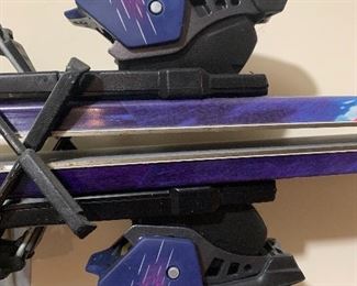 SNOW SKIS