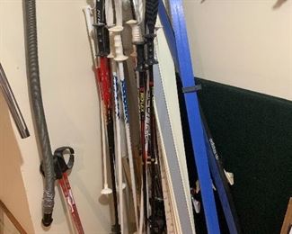 SNOW SKIS