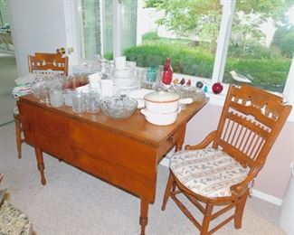 Beautiful antique drop leaf table with drawer