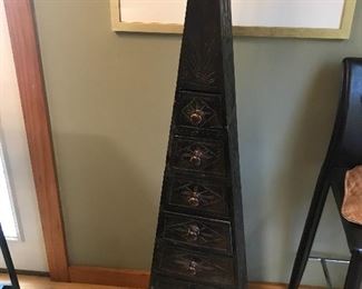 Pyramid storage unit