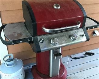 Nice propane grill w/cover