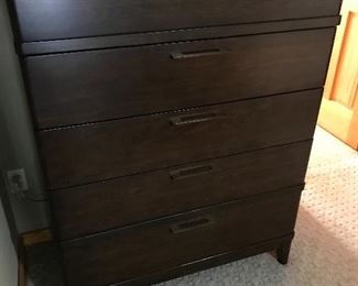 Chest of drawer