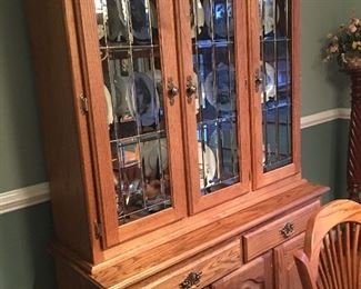 Matching Amish China cabinet Excellent condition!!!