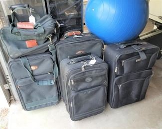 LUGGAGE COLLECTION ON WHEELS