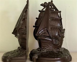 Heavy ship bookends