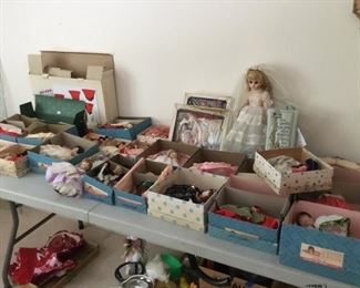 Large collection of dolls including Hollywood dolls