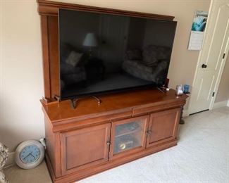 60-inch Entertainment console with 4K Vizio 60" TV   plus a 3D Blu-Ray Player. All in mint Condition