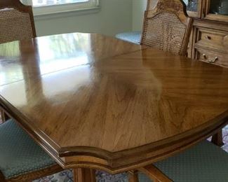 Beautiful Dining Rm. Table w/6 Chairs