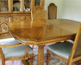 Beautiful Dining Rm. Table w/6 Chairs