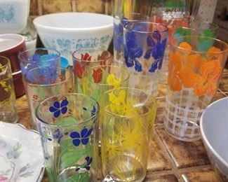 Vintage glassware, swanky swigs and pyrex Amish Butter Print bowl and refrigerator set