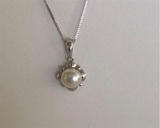 14K Gold & Pearl Pendant & Chain      https://ctbids.com/#!/description/share/179842