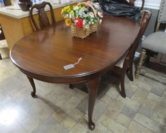 Pennsylvania house table with 6 chairs and 2 leafs