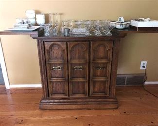 Broyhil Premier Bar / server on rollers