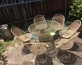 Russel Woodard spun fiberglass patio set
6 chairs and glass topped table
Super cool