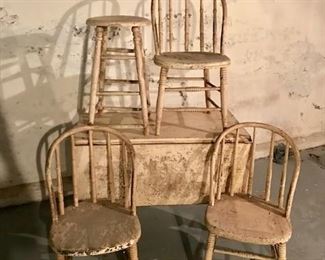 Vintage Cottage Table w/chairs