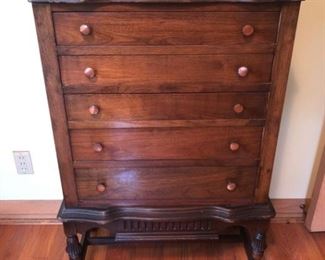 Small Antique Dresser          https://ctbids.com/#!/description/share/182481