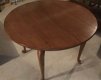 Drexel Dining Table     https://ctbids.com/#!/description/share/182170