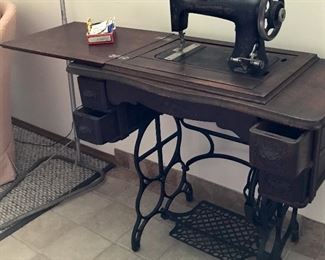 Antique Davis Honeymoon sewing machine 