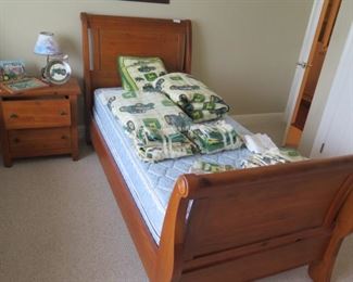 another sleigh bed (twin)