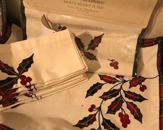 Noble Excellence runner, placemats and napkins set