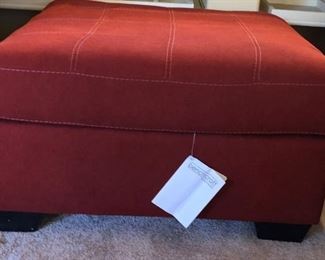 Ashley Ottoman (Still w tags!)