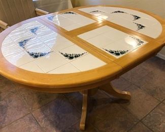 Dining Table w Built-in Leaf and 4 Rolling Chairs