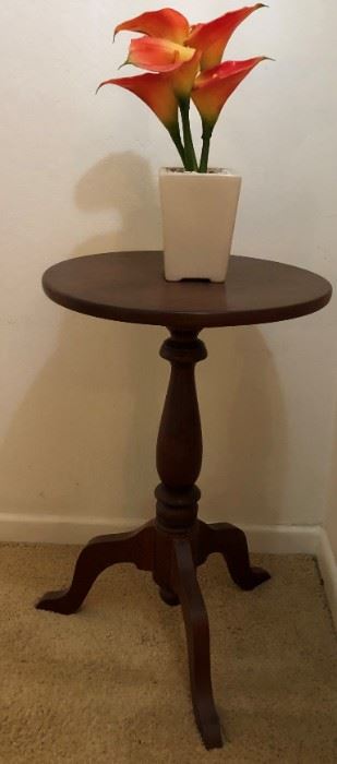 Pedestal Table 