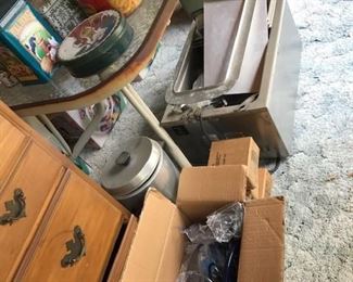 pots and kitchen ware