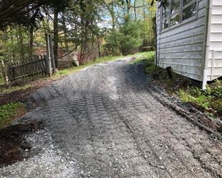 Driveway to house gentle gravel