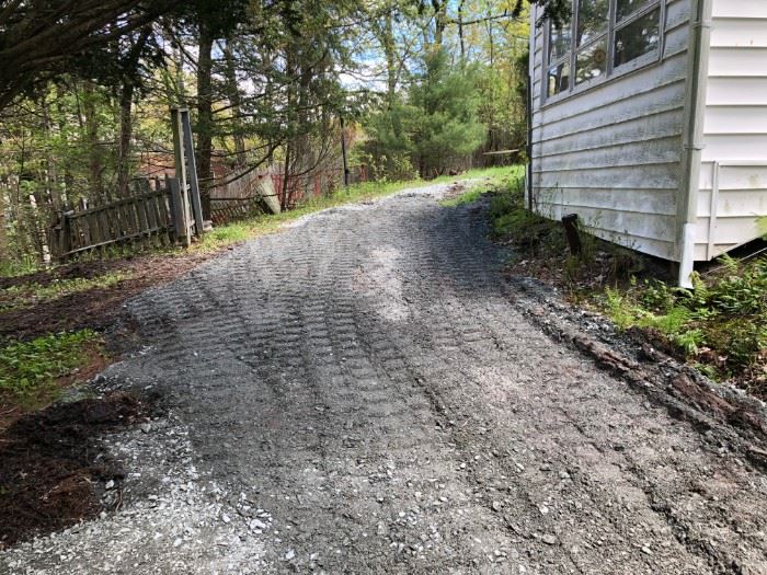 Driveway to house gentle gravel