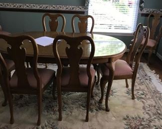 Thomasville Oak Dining Room Table & 8 Matching Chairs & Room Rug