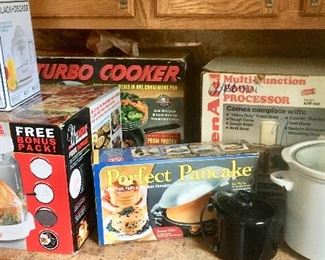 Electric kitchen appliances
Turbo cooker
Juicer, Kitchenaid Food Processir
Pancake maker